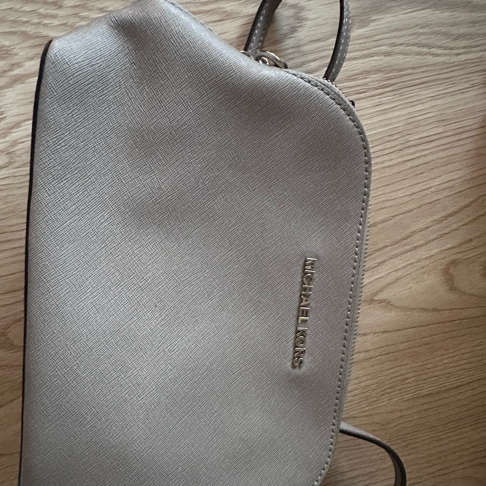 Michael Kors Elegant Silver Crossbody Bag